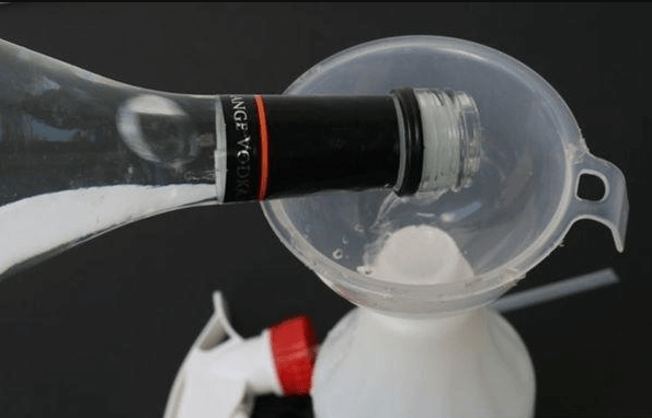 Dùng rượu vodka để khử mùi hôi quần áo ngày mưa