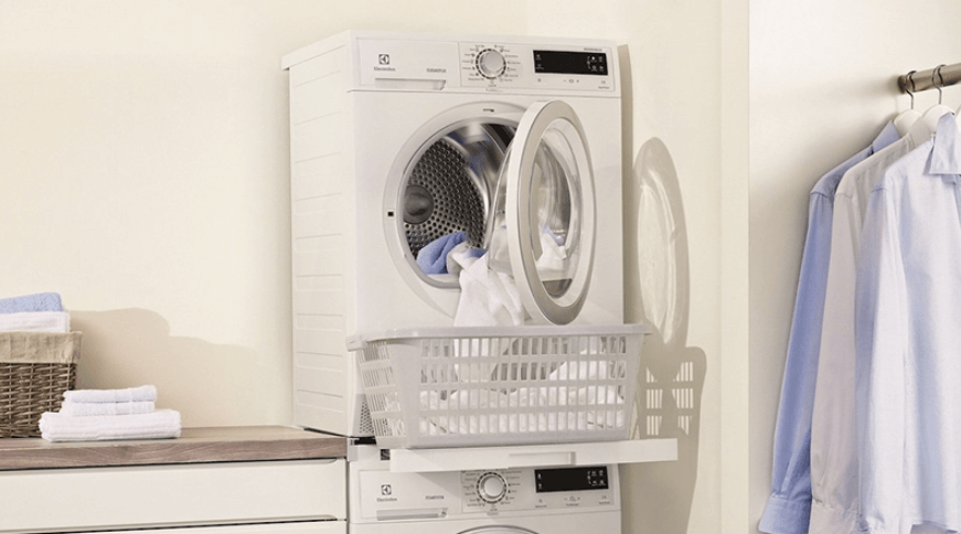 Dùng máy sấy quần áo để khử mùi hôi quần áo ngày mưa
