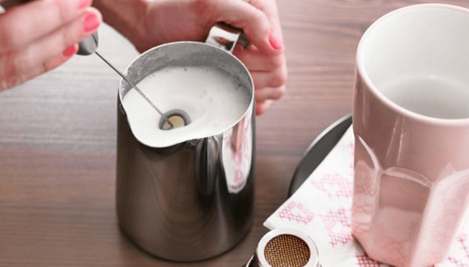 Cách đánh bọt cafe bằng cây tạo bọt cầm tay