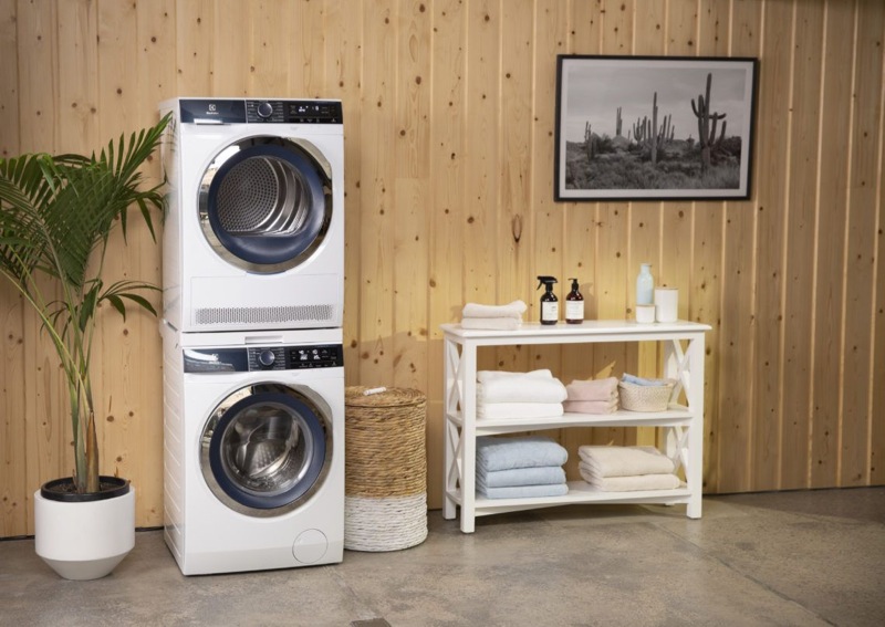 So sánh máy sấy áo quần Candy và Electrolux