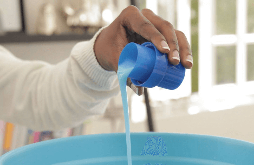Dùng nước giặt thơm và nước xả vải giúp quần áo thơm lâu