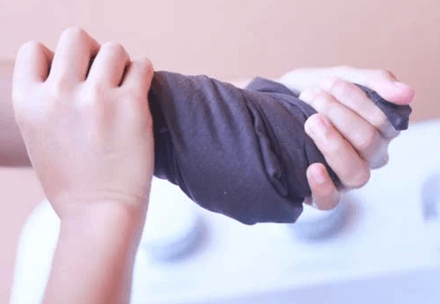 Vắt kiệt quần áo giúp quần áo nhanh khô