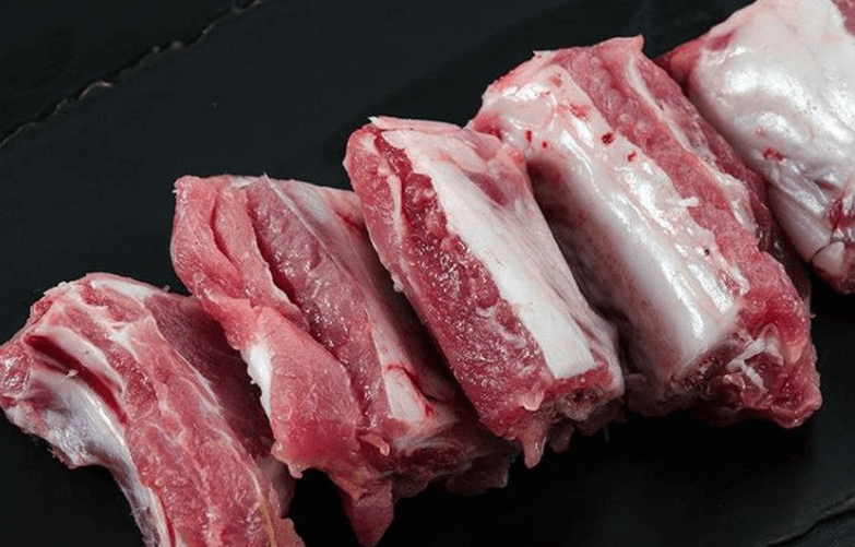 Rửa xương với nước sạch rồi chặt thành các miếng vừa ăn Rửa xương với nước sạch rồi chặt thành các miếng vừa ăn
