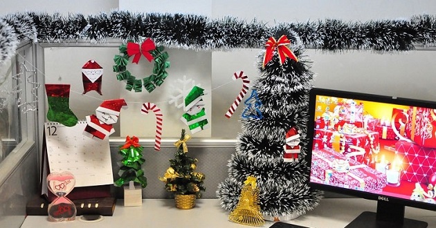 Bạn muốn trang trí Noel cho văn phòng của mình nhưng không biết bắt đầu từ đâu? Hãy thử dùng những bông tuyết giả bằng nghệ thuật giấy để trang trí tường hoặc tung một dây luz tinh tế trên cửa. Nếu bạn muốn phát triển sự sáng tạo của mình, thì hãy kết hợp nhiều hương vị để tạo nên một không gian lễ hội.