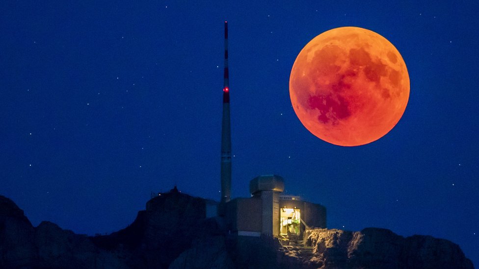 Hôm nay có nguyệt thực toàn phần Mặt Trăng chuyển màu đỏ như máu