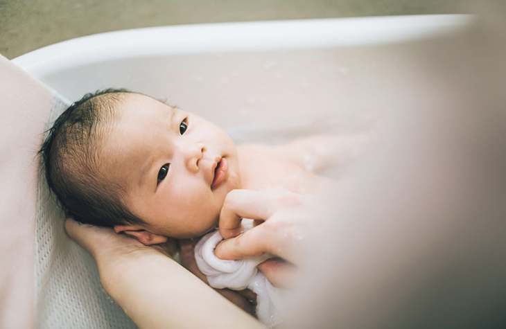Cách tắm cho trẻ sơ sinh mùa đông