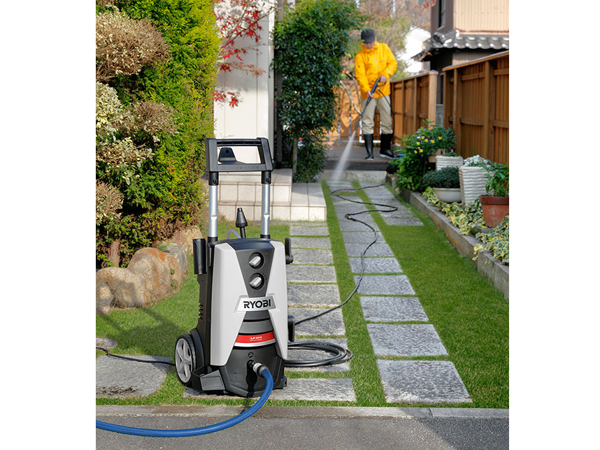 Máy rửa xe Ryobi có khả năng xịt rửa sạch sẽ nhiều bề mặt