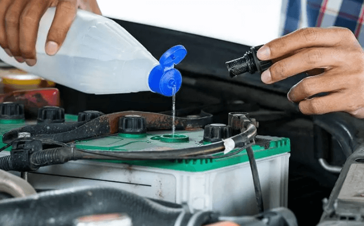 Cách chêm nước cho bình acquy nước mới