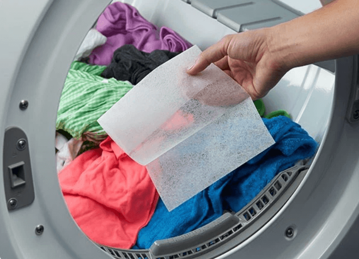 Sử dụng giấy sấy quần áo khi dùng máy sấy quần áo