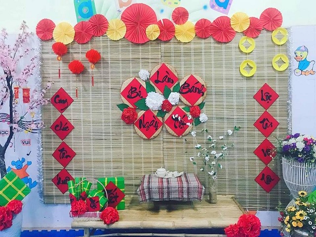 Lớp học được trang trí với những hoa mai, cành đào rực rỡ, đầy sắc màu chào đón ngày Tết Nguyên Đán. Không khí tràn ngập niềm vui, các em học sinh được học tập và tham gia những hoạt động truyền thống đầy ý nghĩa. Những hình ảnh tuyệt đẹp này chắc chắn sẽ khiến bạn muốn khám phá thêm nhiều hơn.