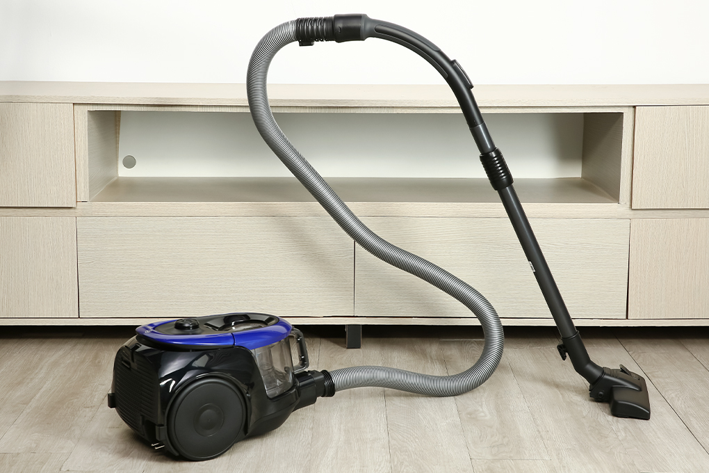 Máy hút bụi Samsung VC18M2120SB/SV có bánh xe di chuyển