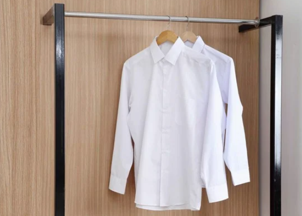 Nên treo quần áo lên móc sau khi ủi xong