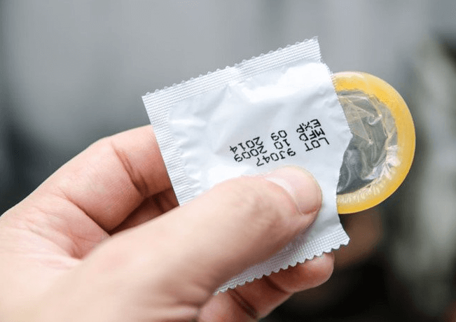 Sử dụng gel bôi trơn bên trong bao cao su