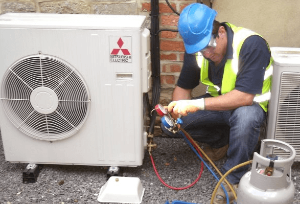 Điều hòa 2 chiều không nóng do bị hết gas