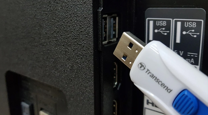 Cắm USB chứa file APK vào tivi
