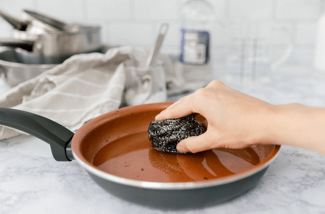 Dùng và vệ sinh chảo chống dính sai cách