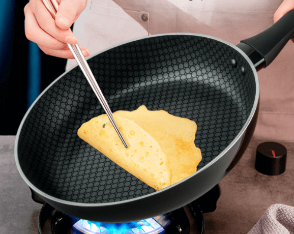 Chảo chống dính bị xước có dùng được tiếp hay không?