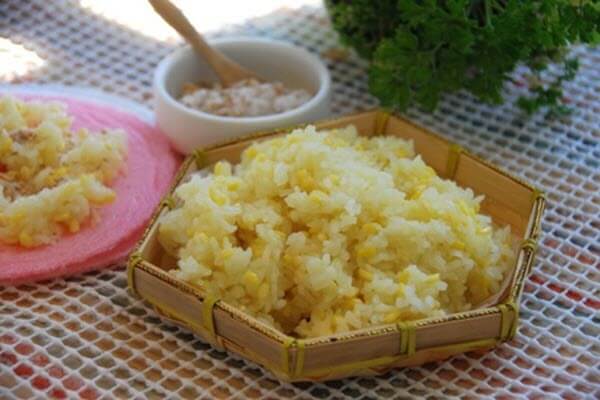 Bỏ xôi ra đĩa sau khi nấu xong Bỏ xôi ra đĩa sau khi nấu xong