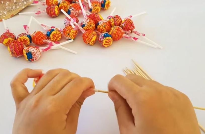 Cách làm bó hoa bằng kẹo mút đơn giản mà đẹp