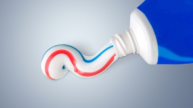 Cách làm sáng bạc bằng kem đánh răng