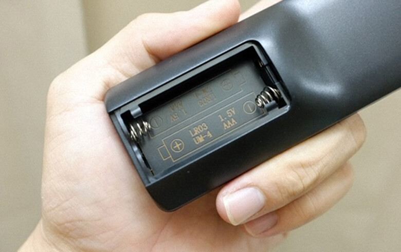 Kiểm tra pin của điều khiển từ xa.