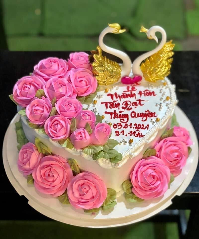 Bánh gato đám cưới, kỷ niệm sinh nhật 3 tầng tông màu trắng trang trí hoa  hồng nổi bật 4815 - Bánh Cưới