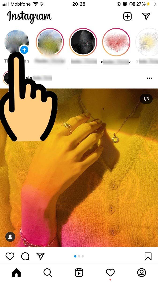 Tại giao diện Story Instagram, bạn dùng ngón tay vuốt lên trên để mở Thư viện ảnh/video