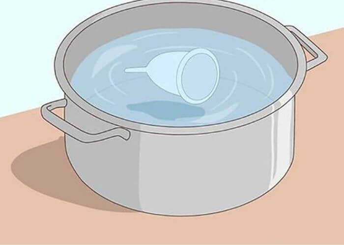 Luộc cốc kinh nguyệt với nước sôi