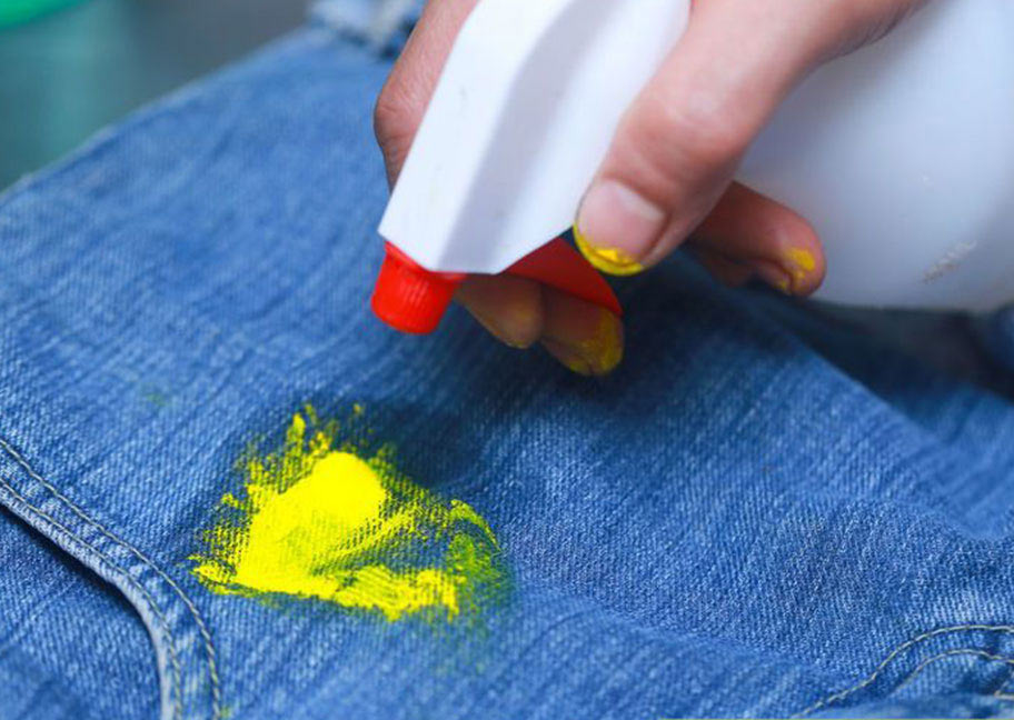 Cách tẩy vết sơn trên quần áo lâu ngày bằng dầu gió hoặc dầu hỏa