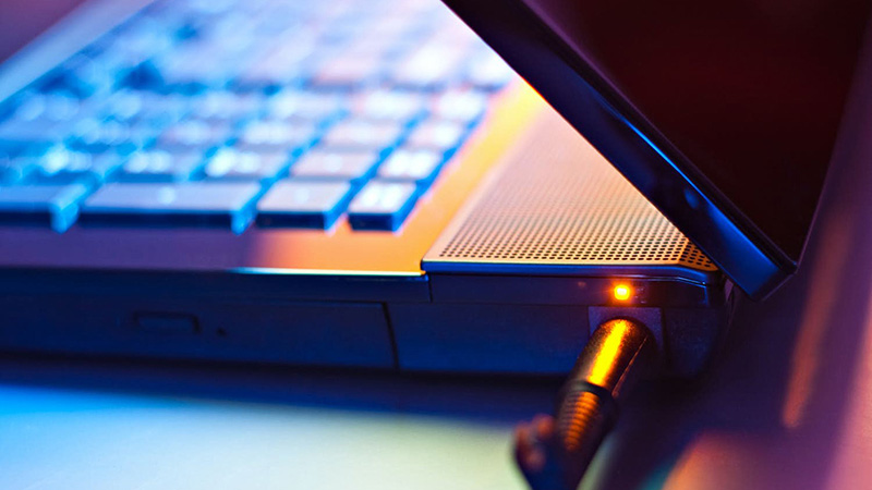 Cắm sạc laptop liên tục khi làm việc cường độ cao