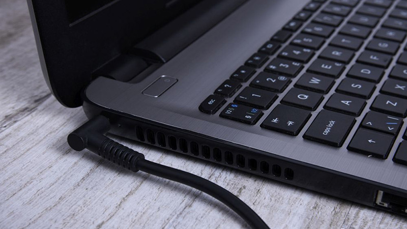 Không vừa dùng vừa sạc khi laptop chưa đầy pin