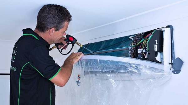 Dùng túi Nilon bịt kín phần bo mạch của dàn lạnh
