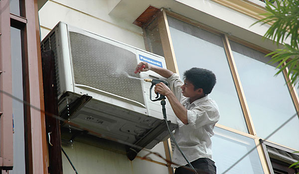 Xịt nước áp lực vào khe giữa các lá kim loại