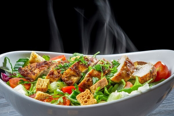 Cho thức ăn còn nóng vào trong tủ lạnh