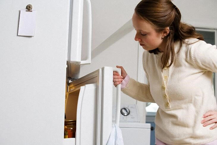 Cửa tủ lạnh chưa được đóng hoặc đóng không khít
