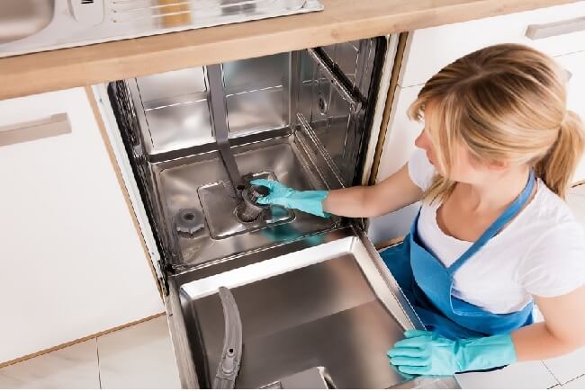 Thực hiện vệ sinh máy rửa bát thường xuyên