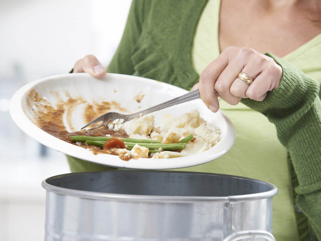 Loại bỏ thức ăn thừa trên bát đĩa trước khi cho vào máy rửa bát