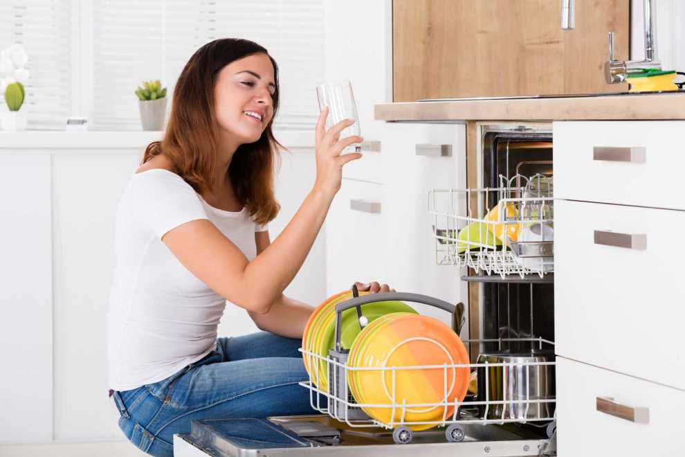 Sử dụng máy rửa bát giúp tiết kiệm thời gian