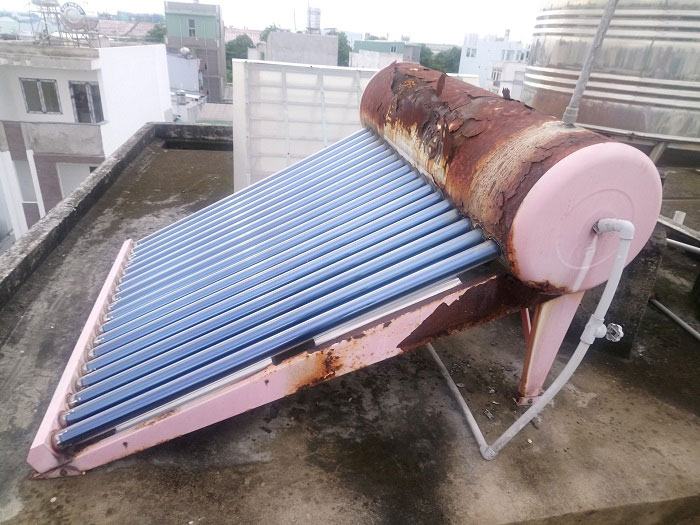 Máy nước nóng năng lượng mặt trời không nóng do bị rò rỉ