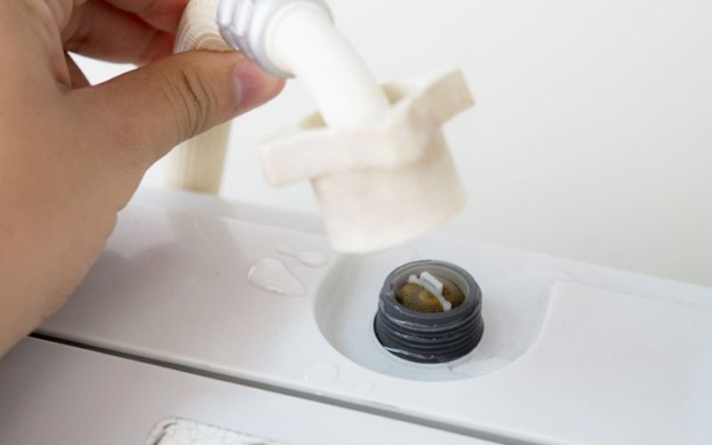 Lấy tấm lưới lọc của van xả để làm sạch Lấy tấm lưới lọc của van xả để làm sạch