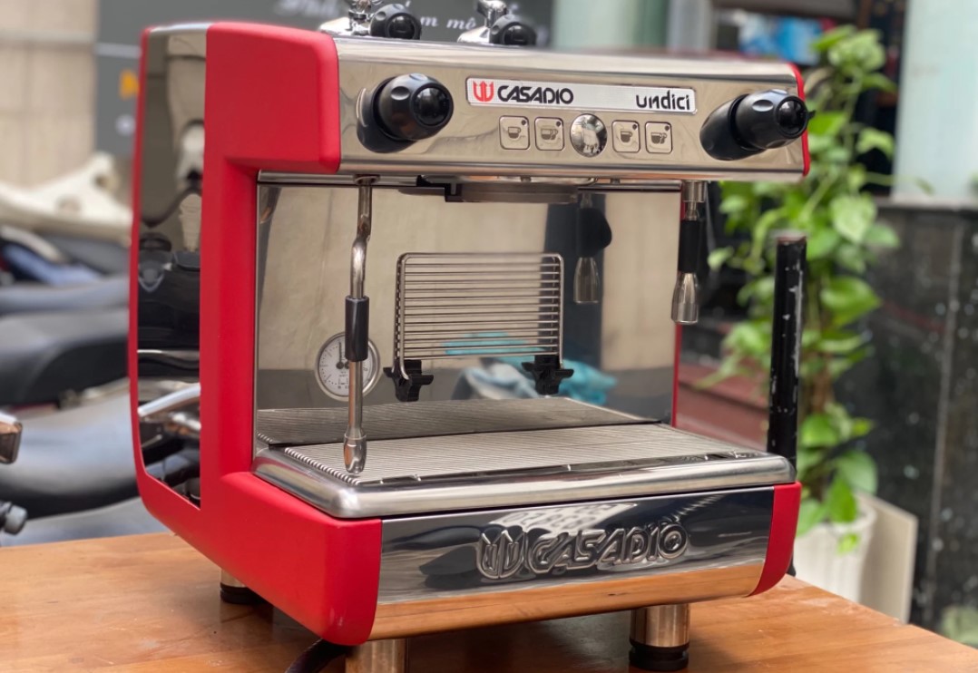 So sánh đỉnh cao - La Marzocco và Casadio - Lựa chọn nào cho quán cafe?