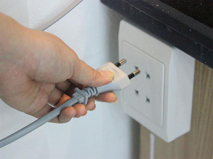 Ngắt hoàn toàn nguồn điện và để máy giặt nguội
