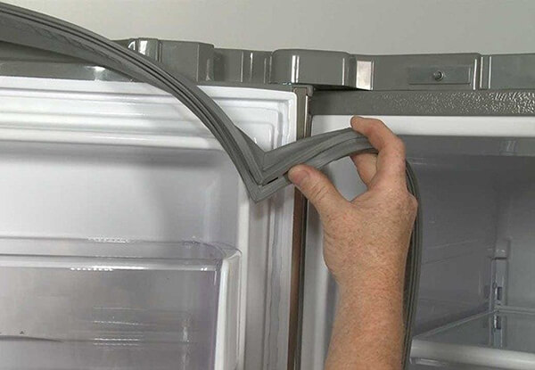 Sửa tủ lạnh đông đá chậm khi gioăng cao su bị hỏng