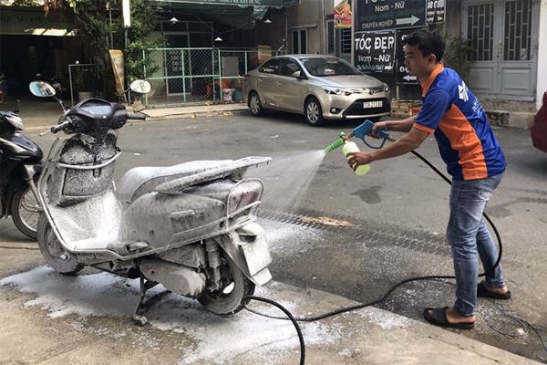 Xịt rửa kỹ toàn thân xe ga
