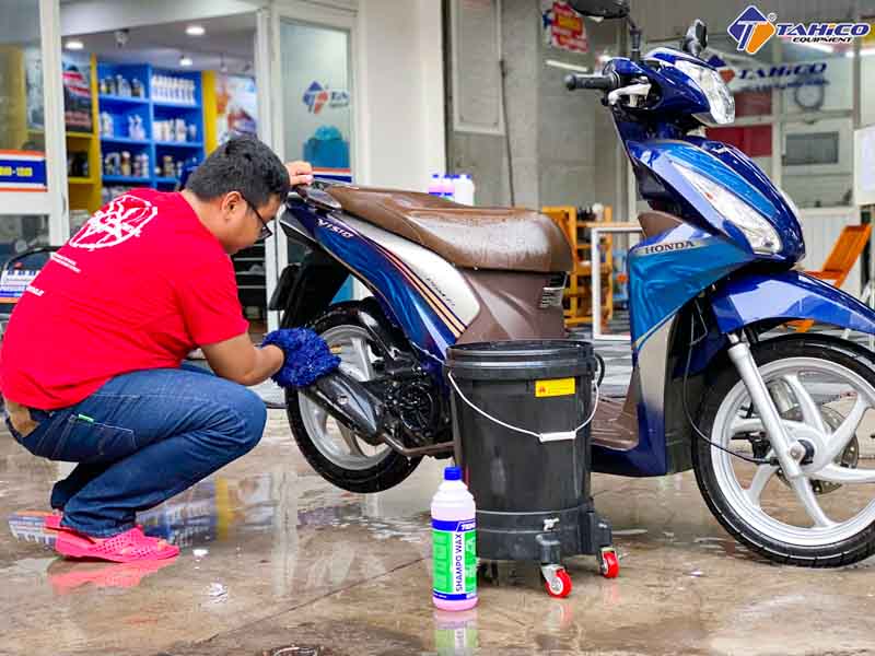 Pha dung dịch rửa xe