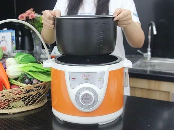  Đợi van xả hết hơi trước khi mở nồi áp suất