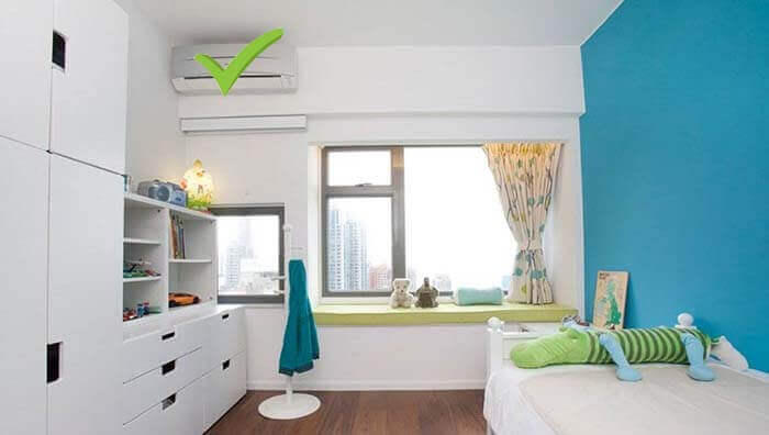 Vị trí lắp điều hòa trong phòng ngủ ở bên phải cửa sổ, lệch so với giường ngủ