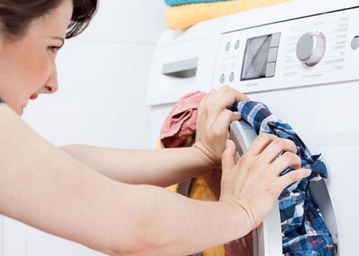Cho quá nhiều quần áo khiến máy giặt báo lỗi E71