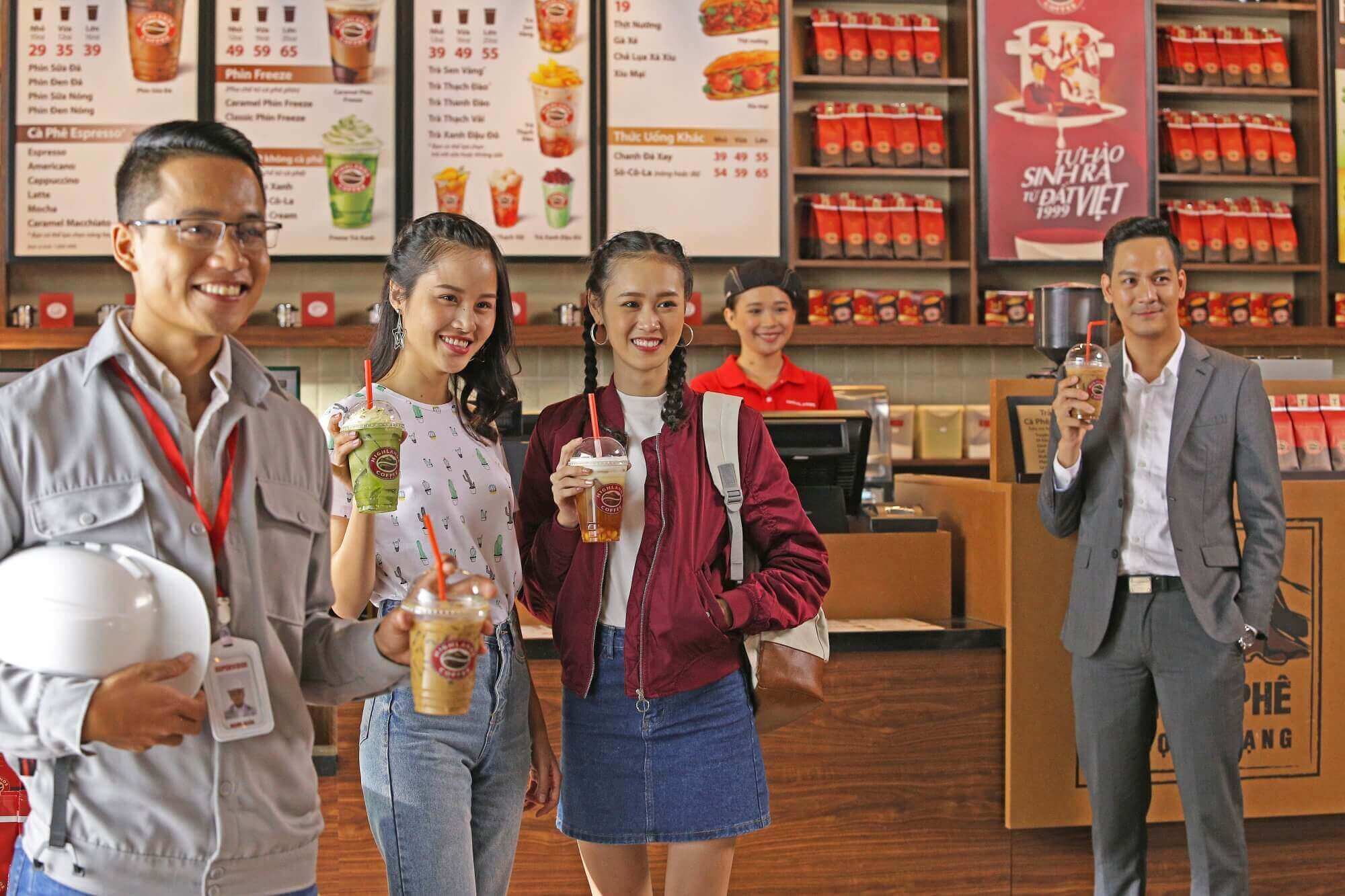 Mua cà phê trực tiếp tại chuỗi cửa hàng Highlands Coffee