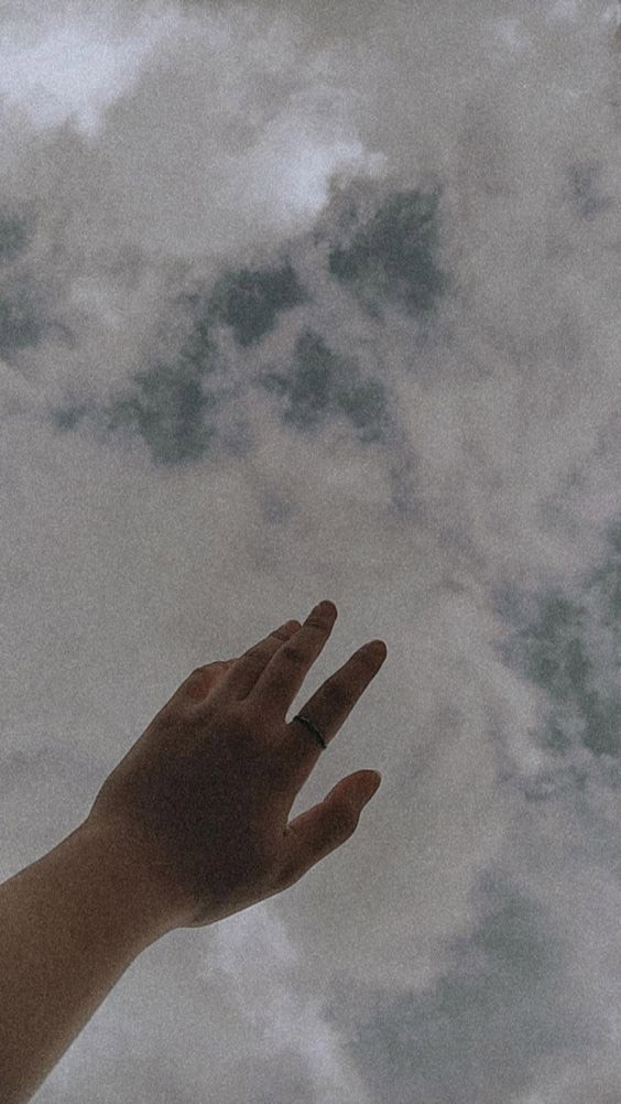 Nhìn ảnh bàn tay và bầu trời, bạn sẽ cảm nhận được sự vĩnh cửu và bình yên của không gian. Bàn tay con người nhỏ bé nhưng lại đủ sức bao trùm cả bầu trời rộng lớn. Hãy tắm mình trong khoảng không tuyệt đẹp đó cùng chúng tôi!